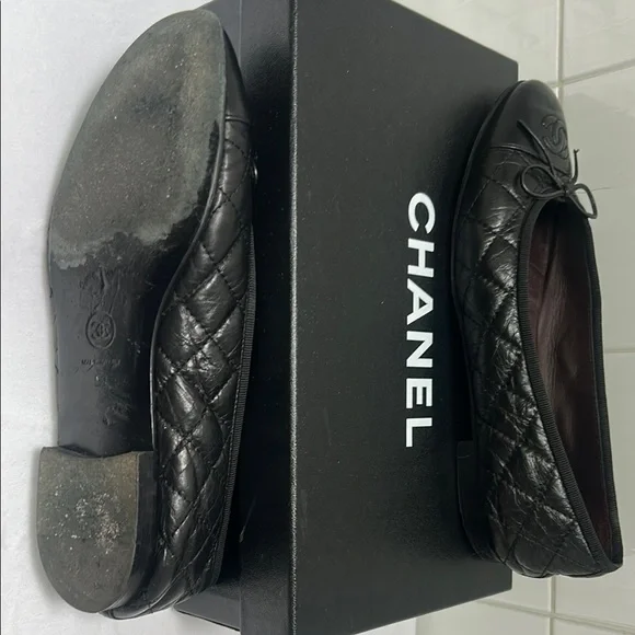 CHANEL Black Flats with Bow Accent - Picture 3 of 7
